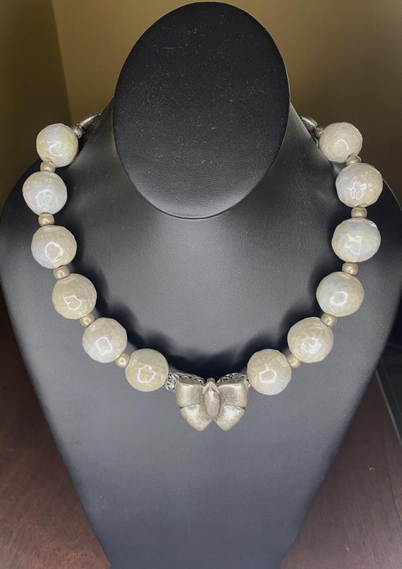 WHITE CERAMIC BOW: luminescent Choker with vintage Bow