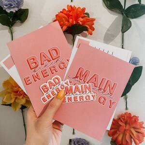 Énergie de caractère principal | Bad Bitch Energy | Cartes postales positives | Autocollants pour femmes | Autocollants positifs | Citation Cartes postales | Art mural pour femmes