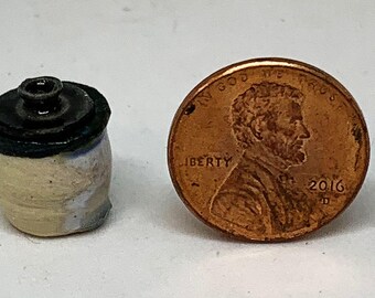Miniature OOAK Hand-thrown Pot with lid (27)