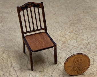 Silla auxiliar con respaldo de listones en miniatura a escala 1:24