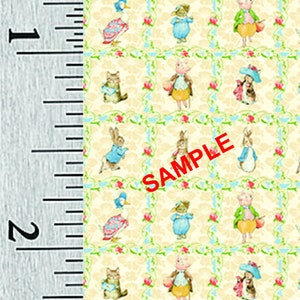 Puede incluir: Una tela amarilla con un patrón repetido de personajes de Peter Rabbit, incluyendo Peter Rabbit, Benjamin Bunny y Jemima Puddle-Duck. La tela presenta un diseño floral de color azul claro, verde y rosa. La tela está etiquetada como "SAMPLE".