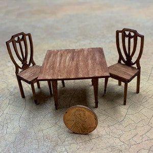 KIT de mesa e cadeiras miniatura escala 1:24 com encosto de escudo
