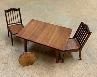 KIT miniature de table et de chaises à dossier en lattes à l’échelle 1:24