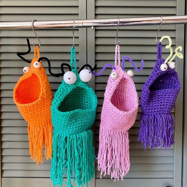 Martian plant hanger pattern, plant baskets, door knob baskets, hanging baskets, crochet basket, crochet martians, monsters, alien
