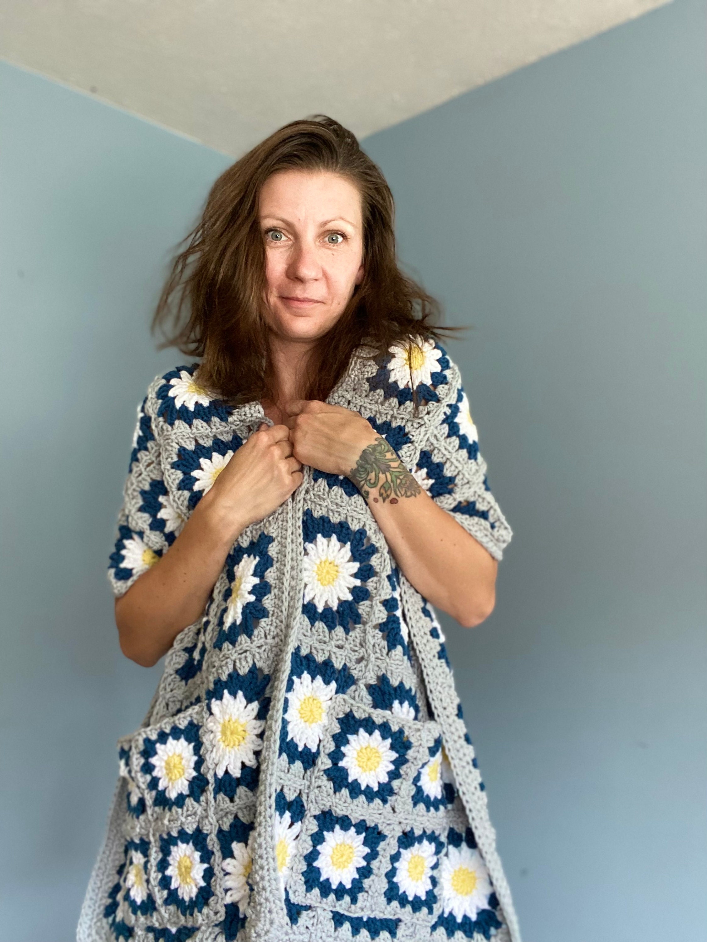 40 Crochet Cowl and Crochet Scarf Patterns to Warm Up Fall and Winter 32 Crochet Daisy Granny Square Pocket Scarf Pattern: Hippie