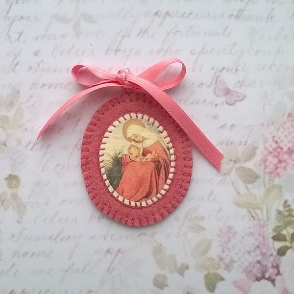 Médaillon brodé main "la Vierge à l'Enfant" - Pendentif Chrétien - ex voto religieux - Médaille de berceau