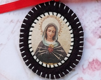 Hand embroidered crib medal "Our Lady of the Seven Sorrows" - Christian pendant - religious ex voto medallion