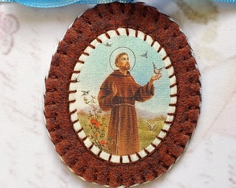 Hand embroidered  " Saint Francis of Assisi" - Christian pendant - religious ex voto medallion