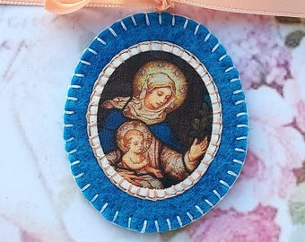 Médaille brodé main "Vierge à l'Enfant" - Médaillon de berceau - Pendentif Chrétien - ex voto religieux