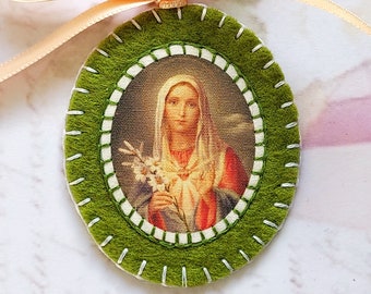 crib medallion- Hand embroidered medal "Immaculate Heart" - Christian pendant - religious ex voto - white outline