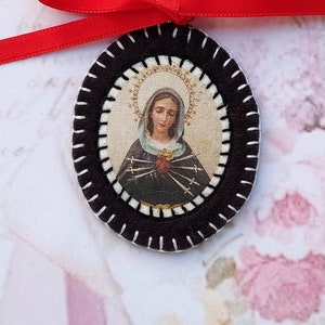 Médaille de berceau brodé main &quot;Notre-Dame des Sept Douleurs&quot; - Pendentif Chrétien - Médaillon ex voto religieux