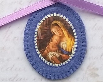 Médaille de berceau - Médaillon brodé main "la Madone à l'Enfant" - Pendentif Chrétien - ex voto religieux