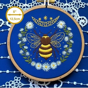 hand embroidery kit with bee design -  Honey moon and floral wreath - modern needlework kit - bee and daisies pattern