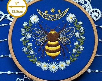 hand embroidery kit with bee design -  Honey moon and floral wreath - modern needlework kit - bee and daisies pattern