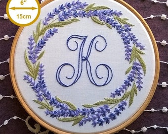 broderie avec lettre avec couronne de lavande - kit monogramme à broder - broderie moderne - initiale et fleurs