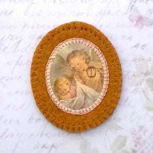 Hand embroidered medallion  "guardian angel" - crib medal - Christian pendant - religious ex voto