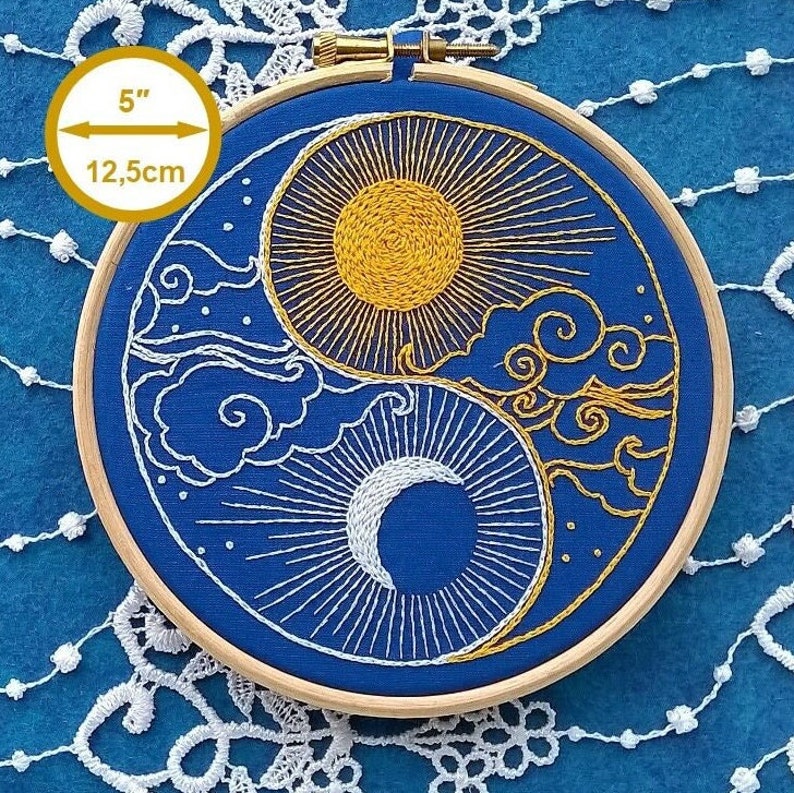 Traditionelles Stickset – Sonne und Mond – Yin und Yang – Moderne Stickerei – Stickset für Anfänger Bild 1