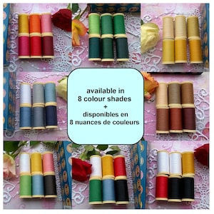 Peut inclure: Une collection de bobines de fil à coudre disposées par groupes de trois, présentant une grande variété de couleurs unies dont jaune, orange, rouge, vert, bleu, marron, blanc et noir. Un encadré bleu clair affiche le texte available in 8 colour shades + disponibles en 8 nuances de couleurs.
