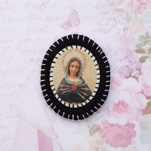 Hand embroidered crib medal "Our Lady of the Seven Sorrows" - Christian pendant - religious ex voto medallion