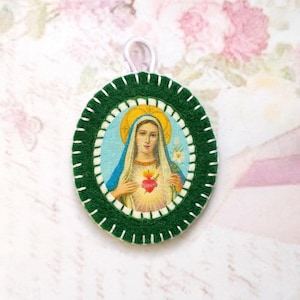 Hand embroidered crib medallion  "Immaculate Heart of Mary" - Christian pendant - religious ex voto medal