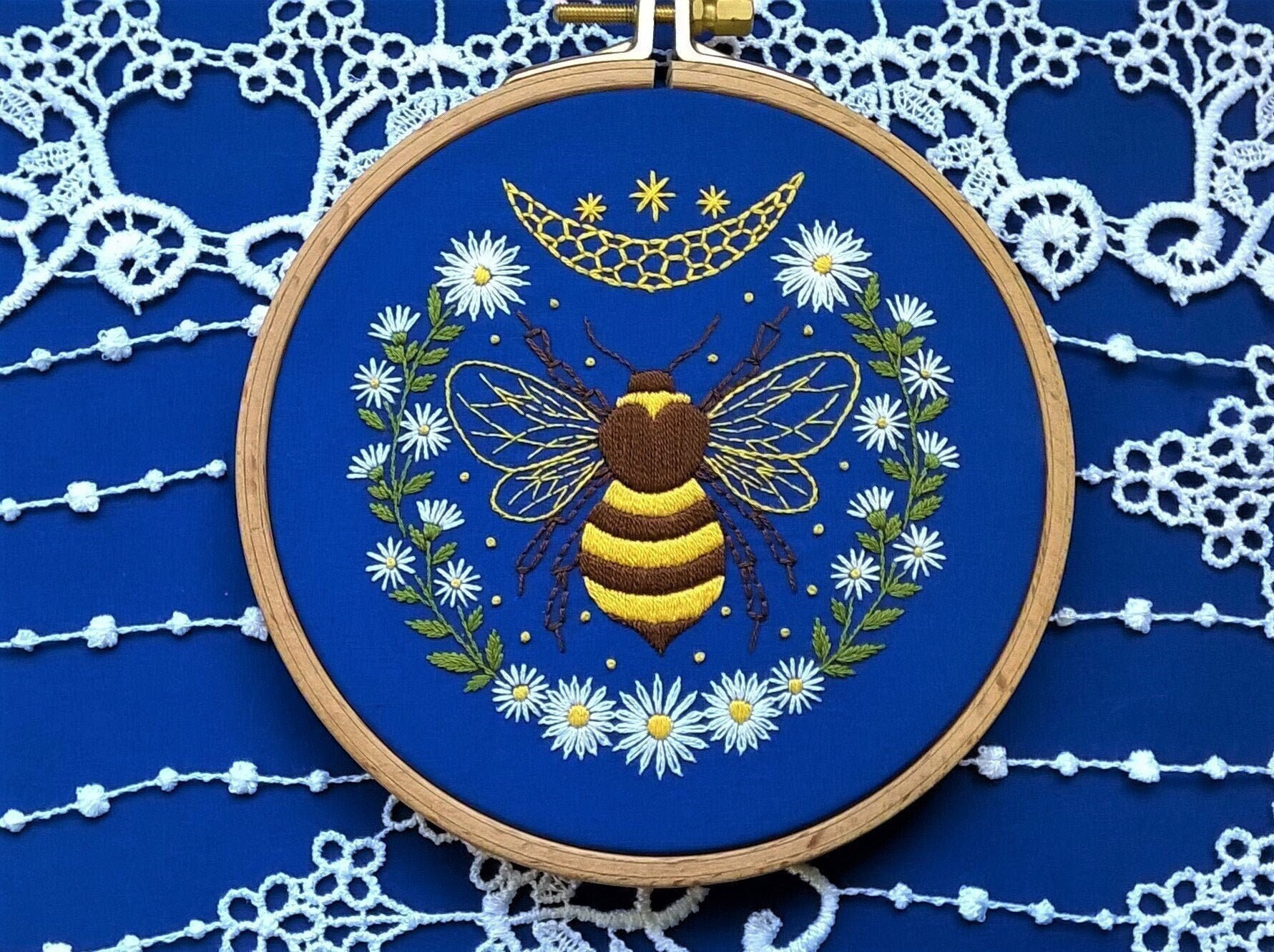 hand embroidery kit with bee design -  Honey moon and floral wreath -…
