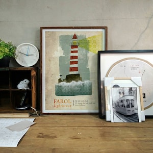 以下が含まれることがあります： 「Farol - lighthouse」というテキストと、「運なんてクソくらえだ、運は自分で掴むんだ。」というアーネスト・ヘミングウェイの引用が書かれた、灯台の額装されたプリントです。