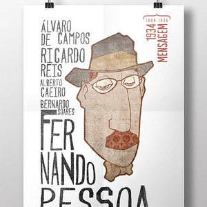 Pode incluir: Um cartaz preto e branco com uma ilustração de desenho animado de um homem usando um chapéu e óculos. O texto no cartaz diz "Álvaro de Campos Ricardo Reis Alberto Caeiro Bernardo Soares Fernando Pessoa 1934 1935 Mensagem".