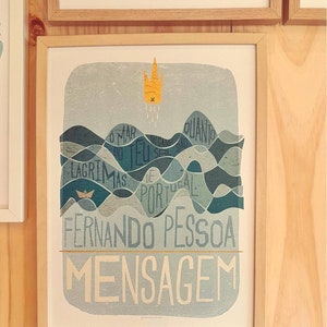 Pode incluir: Uma impressão emoldurada com um design abstrato azul e branco com ondas e uma coroa. O texto "O mar do teu lagrimas de Portugal" e "Fernando Pessoa Mensagem" está impresso em branco na impressão.