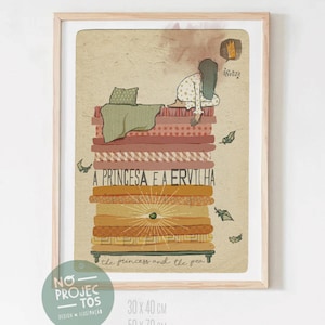 Op de afbeelding: Een ingelijste illustratie van een prinses die slaapt op een stapel matrassen met een erwt eronder. De illustratie is in vintage stijl met gedempte kleuren en een speels gevoel. De tekst "A PRINCESA E A ERVILHA" staat in het Portugees onderaan de illustratie. De tekst "the princess and the pea" staat in het Engels onder de Portugese tekst. De tekst "SNOOZE" staat in een spreekballon boven het hoofd van de prinses.