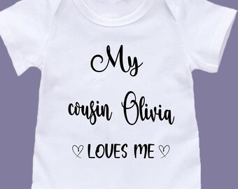 Personalisierte Cousin liebt mich Baby Body, Baumwolle Babypartygeschenk 1