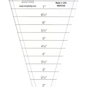 Può includere: Un righello triangolare trasparente per quilting con segni neri e misure in pollici. Il righello è etichettato "Simpli-EZ 30° Triangle" e include il logo e il sito web del produttore. Il righello misura fino a 24 cm.