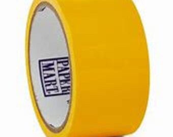 Könnte beinhalten: Eine Rolle leuchtend gelbes Klebeband mit einem weißen Etikett mit der Aufschrift "Paper Mart".
