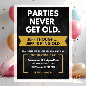 Op de afbeelding: Een zwart en gouden feestuitnodiging met de tekst "PARTIES NEVER GET OLD." en "JEFF THOUGH... JEFF IS F'ING OLD." De uitnodiging bevat evenementdetails: datum, tijd, locatie en RSVP-informatie. Ballonnen in verschillende kleuren omringen de uitnodiging.