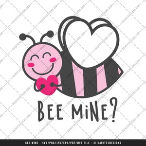 Puede incluir: Una abeja de dibujos animados sosteniendo un corazón, con las palabras "BEE MINE?" debajo. La abeja es rosa y negra, con un cuerpo en forma de corazón. El diseño está sobre un fondo blanco, ideal para San Valentín o un regalo romántico.