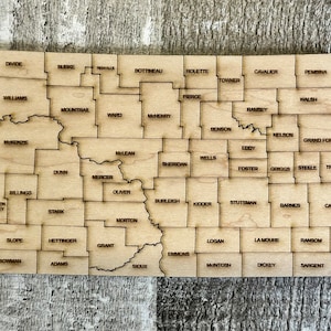 État numérique du Dakota du Nord avec carte des comtés Fichier de puzzle SVG, PDF, DXF et EpS, gravure et découpe au laser