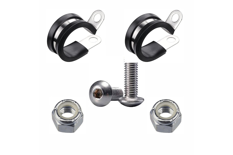 Pu&ograve; includere: Un assortimento di componenti hardware, tra cui due fascette per cavi nere e argentate, due bulloni a testa esagonale, due dadi con inserti bianchi e un bullone con testa arrotondata. Gli articoli sono disposti su sfondo bianco.