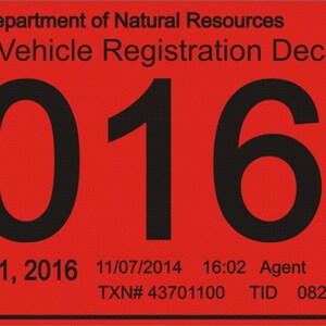 Puede incluir: Una calcoman&iacute;a rectangular roja de registro de veh&iacute;culo ATV Clase 1 del Departamento de Recursos Naturales de Minnesota. La calcoman&iacute;a presenta el a&ntilde;o 2016 en letras negras grandes, una fecha de vencimiento del 31 de dic. de 2016 y Reg # 398HE My Machine.