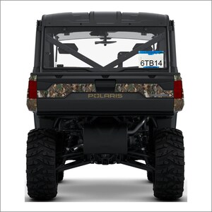 Puede incluir: Un veh&iacute;culo utilitario Polaris negro visto desde la parte trasera, con un patr&oacute;n de camuflaje en el port&oacute;n trasero, una ventana trasera con un marco de soporte central y una matr&iacute;cula con el texto 6TB14 montada en el lado derecho.