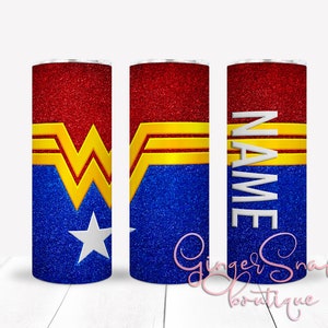 Pu&ograve; includere: Tre bicchieri in acciaio inossidabile con finitura glitterata. Il primo bicchiere ha un logo Wonder Woman, il secondo bicchiere ha il logo Wonder Woman e il terzo bicchiere ha la parola "NAME" in lettere bianche.