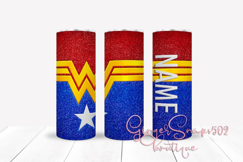Pu&ograve; includere: Tre bicchieri in acciaio inossidabile con finitura glitterata. Il primo bicchiere ha un logo Wonder Woman, il secondo bicchiere ha il logo Wonder Woman e il terzo bicchiere ha la parola "NAME" in lettere bianche.