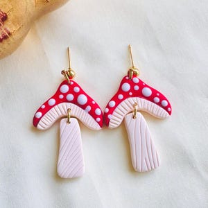 Hangoorbellen paddenstoel: handgemaakte polymeerklei Cottagecore-sieraden