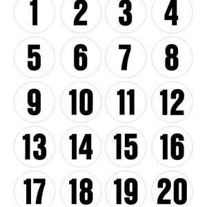Könnte beinhalten: Zwanzig weiße, kreisförmige Aufkleber mit schwarzen Zahlen von 1 bis 20. Jede Zahl ist in einem weißen Kreis mit einem dünnen grauen Rand zentriert. Die Zahlen sind in einer fetten, serifenlosen Schrift.