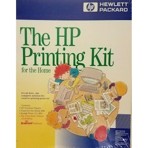 Könnte beinhalten: Ein rechteckiger Karton für The HP Printing Kit for the Home mit einem blauen oberen und einem gelben unteren Bereich. In der Mitte befindet sich eine Zeichentrickillustration von vier Personen an einem Tisch mit Computer und Druckern.