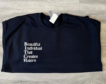 Sudadera negra de cuello redondo: vinilo flocado blanco con inscripción