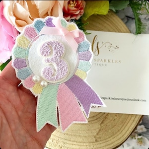 Insigne d'anniversaire scintillant arc-en-ciel : accessoire smash de gâteau