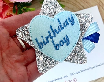 Insigne d'anniversaire, insigne d'anniversaire de garçon, insigne d'anniversaire bleu, accessoire de smash de gâteau, insigne d'anniversaire bleu de garçons,