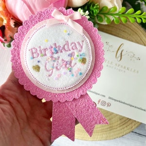 Insigne d'anniversaire, insigne d'anniversaire rose, accessoire de fracas de gâteau, insigne d'anniversaire de filles, insigne d'anniversaire de fille image 1