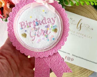 Insigne d'anniversaire, insigne d'anniversaire rose, accessoire de fracas de gâteau, insigne d'anniversaire de filles, insigne d'anniversaire de fille