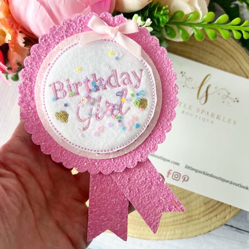 Insigne d'anniversaire, insigne d'anniversaire rose, accessoire de fracas de gâteau, insigne d'anniversaire de filles, insigne d'anniversaire de fille image 1