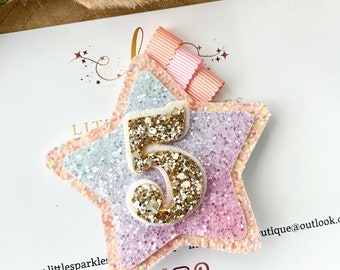 Verjaardagsbadge regenboogglitter: cake-smash-rekwisiet